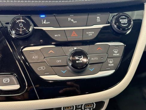 Used 2024 Chrysler Pacifica Limited FWD image 19