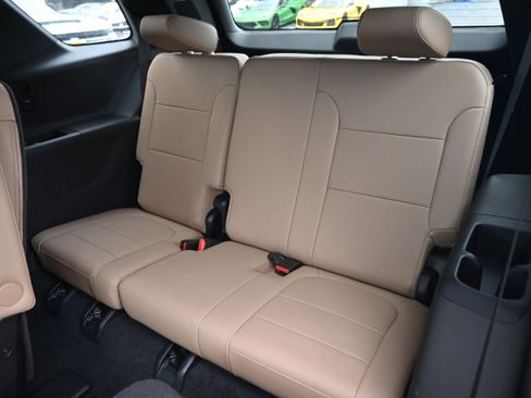 Used 2023 Chevrolet Traverse Premier FWD image 32