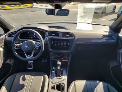 Used 2022 Volkswagen Tiguan SE R-Line image 15