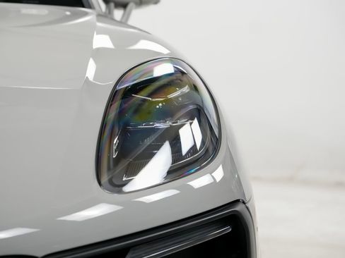 Certified 2023 Porsche Macan image 7