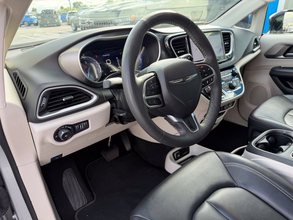 Used 2024 Chrysler Pacifica Touring-L FWD image 8