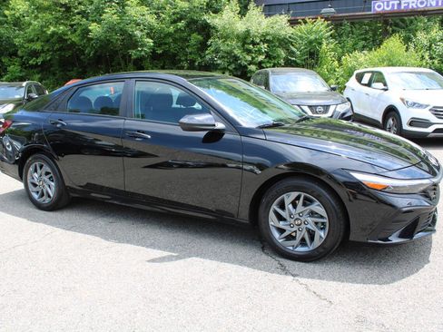 Used 2024 Hyundai Elantra SEL FWD image 5