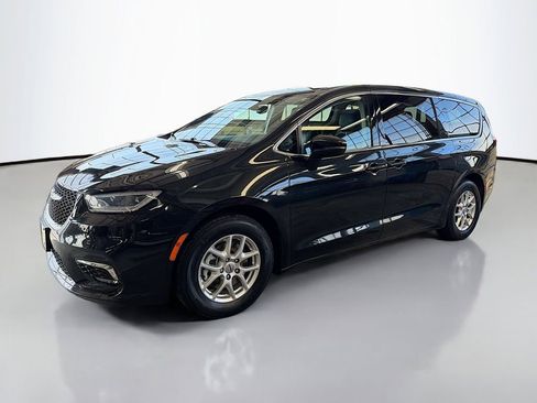 Used 2023 Chrysler Pacifica Touring-L FWD image 5