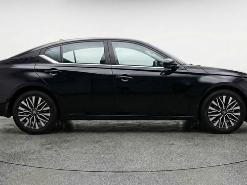 Used 2025 Nissan Altima 2.5 SV image 11