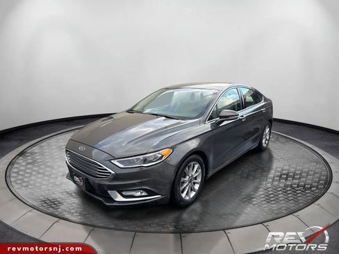Used 2017 Ford Fusion SE image 1