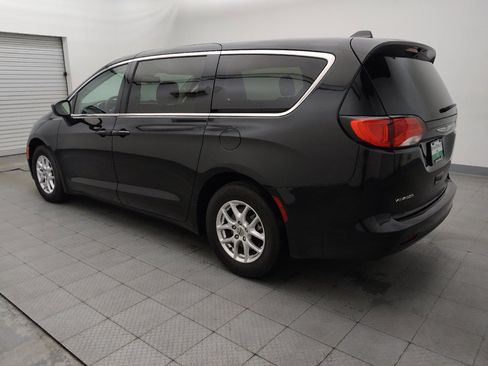 Used 2022 Chrysler Voyager LX FWD image 3