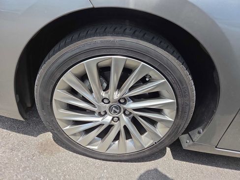 Used 2020 Lexus ES 300h Ultra Luxury w/ Accessory Package 2 FWD image 11