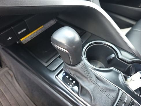 Used 2020 Toyota Camry SE w/ Sunroof Package image 21