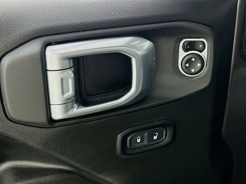 Used 2024 Jeep Wrangler Unlimited w/ Convenience Group AWD/4WD image 19