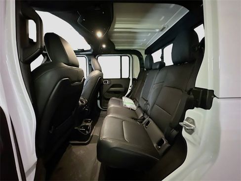 New 2025 Jeep Gladiator Sport image 15
