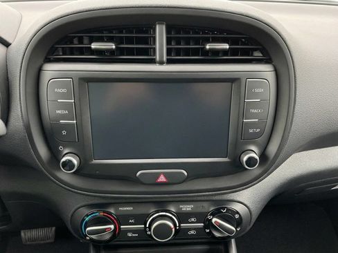 Used 2025 Kia Soul LX w/ LX Technology Package FWD image 16
