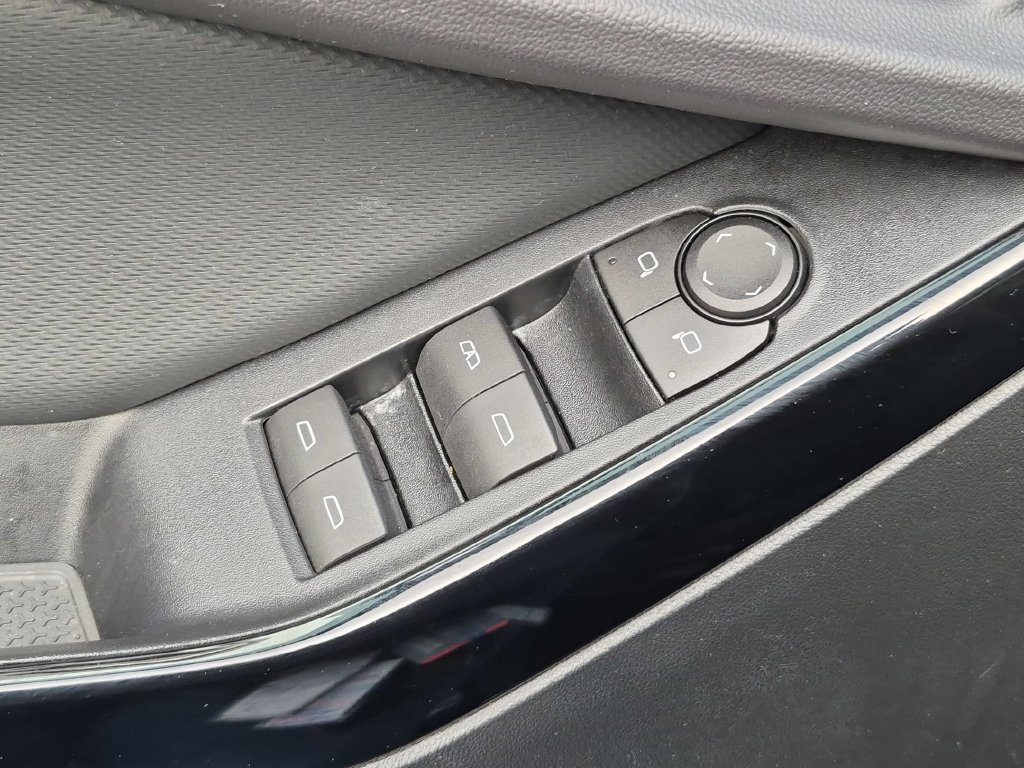 Used 2025 Chevrolet Equinox LT FWD image 13