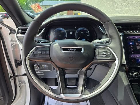 Used 2025 Jeep Grand Cherokee Limited w/ Black Appearance Package AWD/4WD image 17