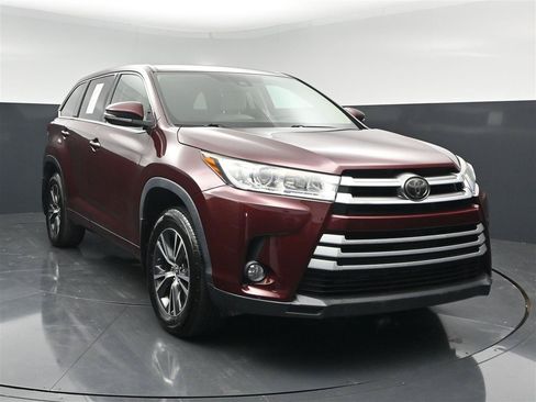 Used 2018 Toyota Highlander Plus w/ Carpet Mat Package (TMS) AWD/4WD image 1