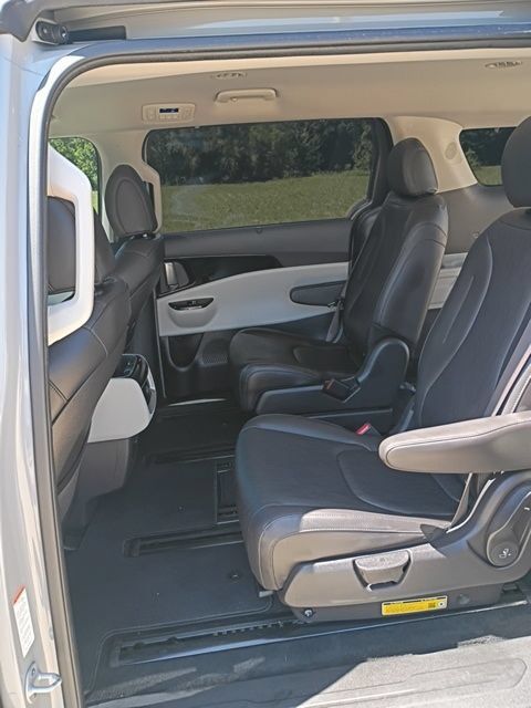 Used 2024 Kia Carnival EX FWD image 20
