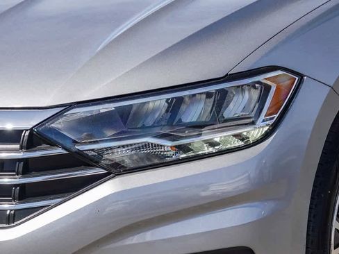 Used 2021 Volkswagen Jetta SE w/ SE Cold Weather Package image 8