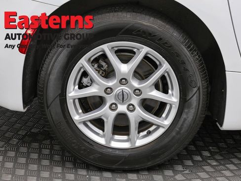 Used 2022 Chrysler Voyager LX FWD image 8