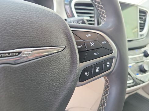 Used 2023 Chrysler Pacifica Touring-L FWD image 27