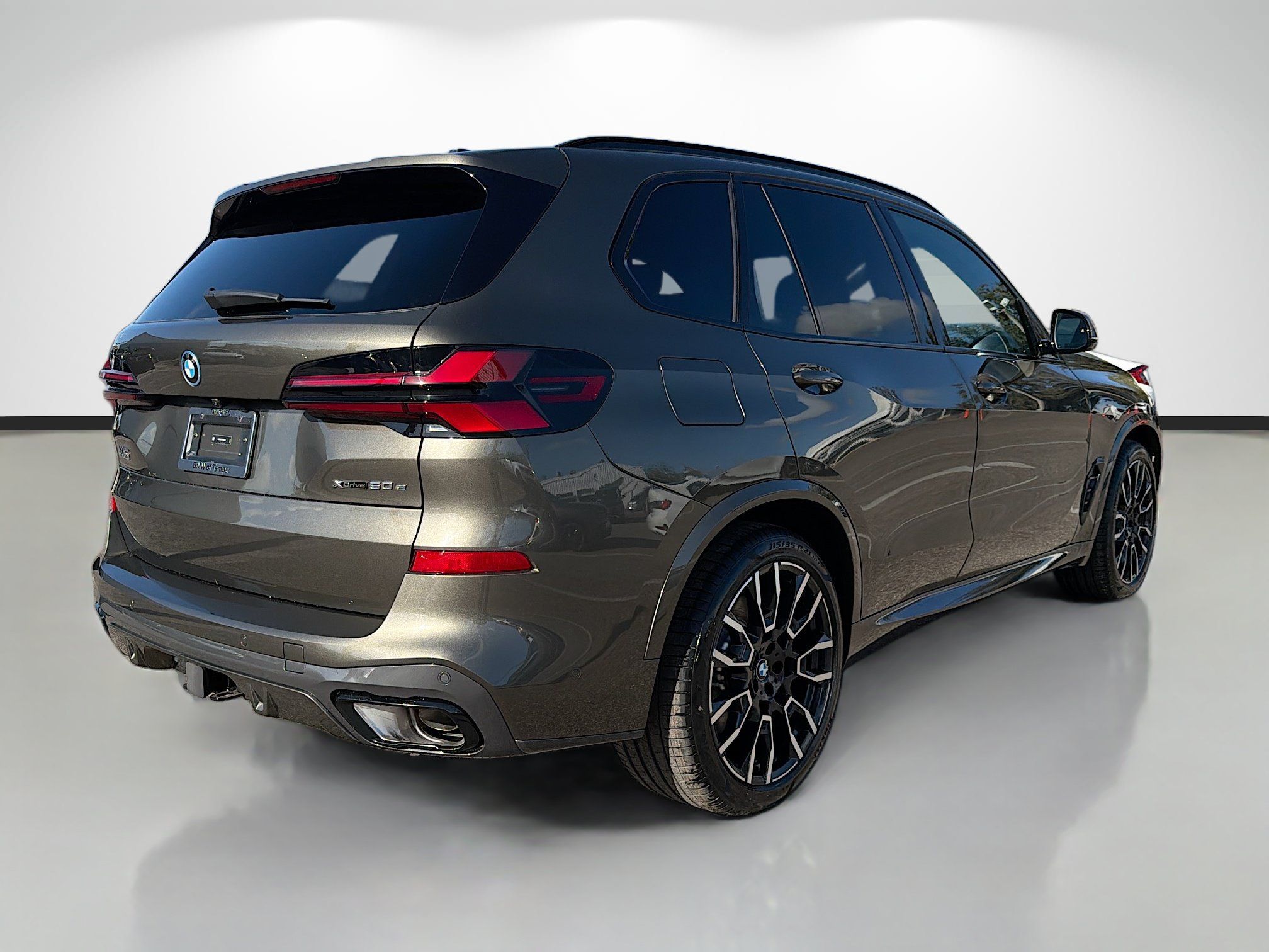 New 2026 BMW X5 xDrive50e w/ Executive Package AWD/4WD image 3