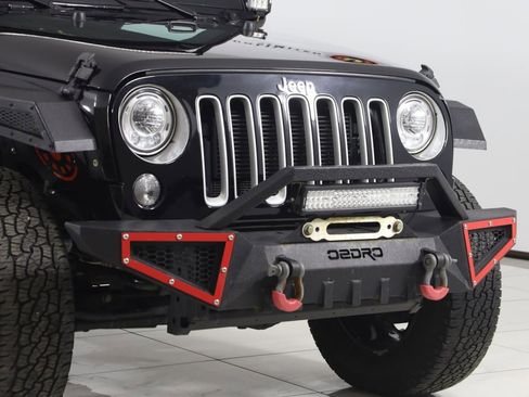 Used 2017 Jeep Wrangler Unlimited Sahara w/ Connectivity Group image 30