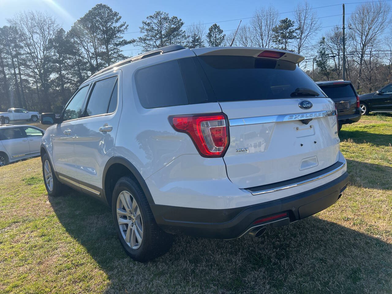 Used 2018 Ford Explorer XLT w/ Equipment Group 202A AWD/4WD image 4
