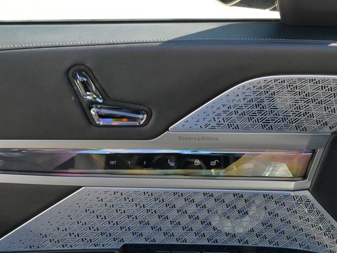 Used 2023 BMW 760i xDrive w/ Executive Package image 18