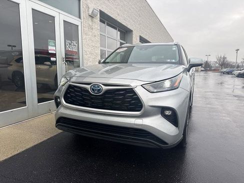Certified 2023 Toyota Highlander XLE image 2