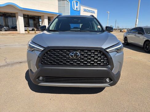 Used 2025 Toyota Corolla Cross XLE image 2