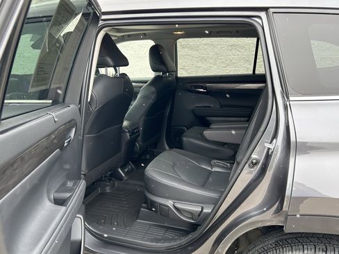 Used 2023 Toyota Highlander Platinum image 20