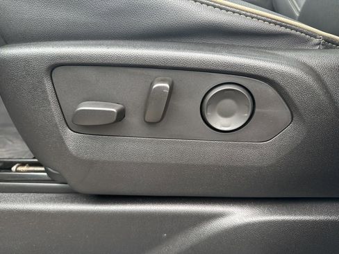 Used 2023 GMC Yukon SLT w/ SLT Premium Package image 10