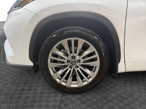 Used 2026 Toyota Highlander Platinum AWD/4WD image 15