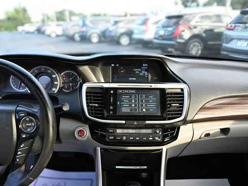 Used 2016 Honda Accord Touring image 18