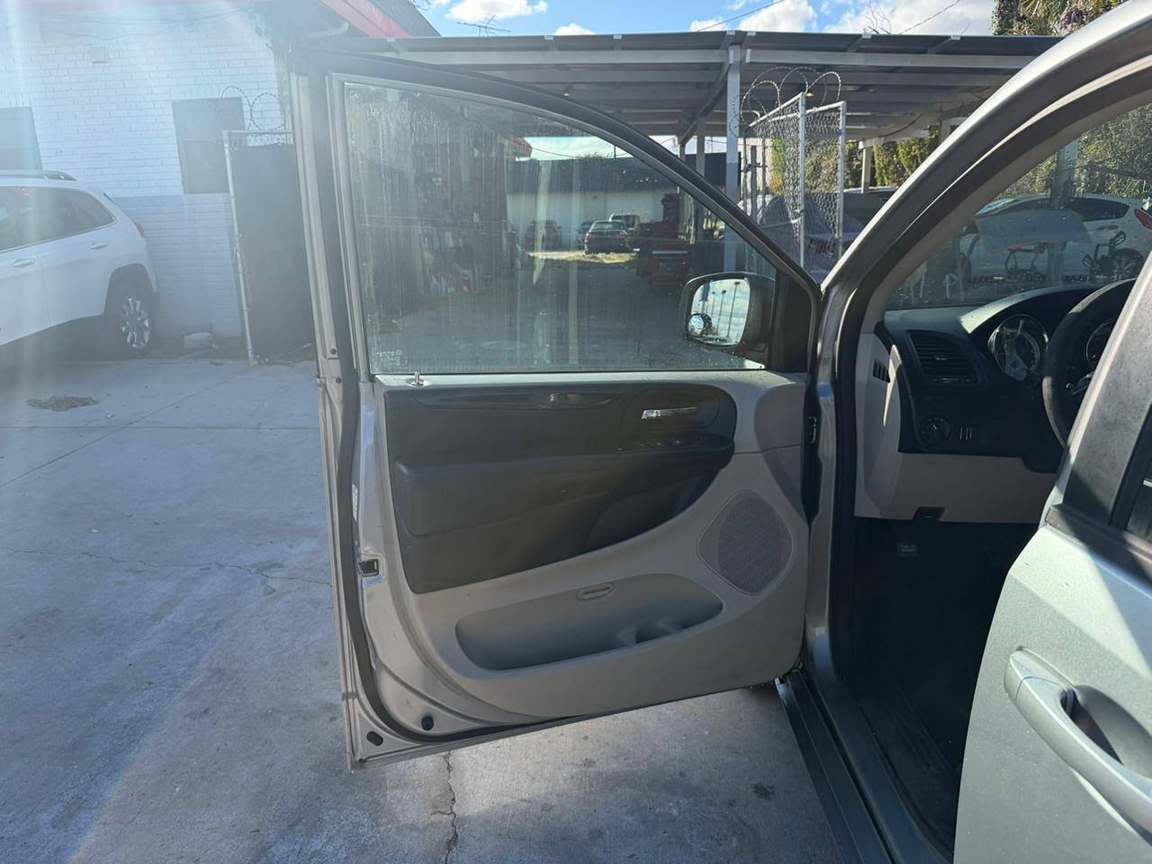 Used 2016 Dodge Grand Caravan SXT FWD image 14