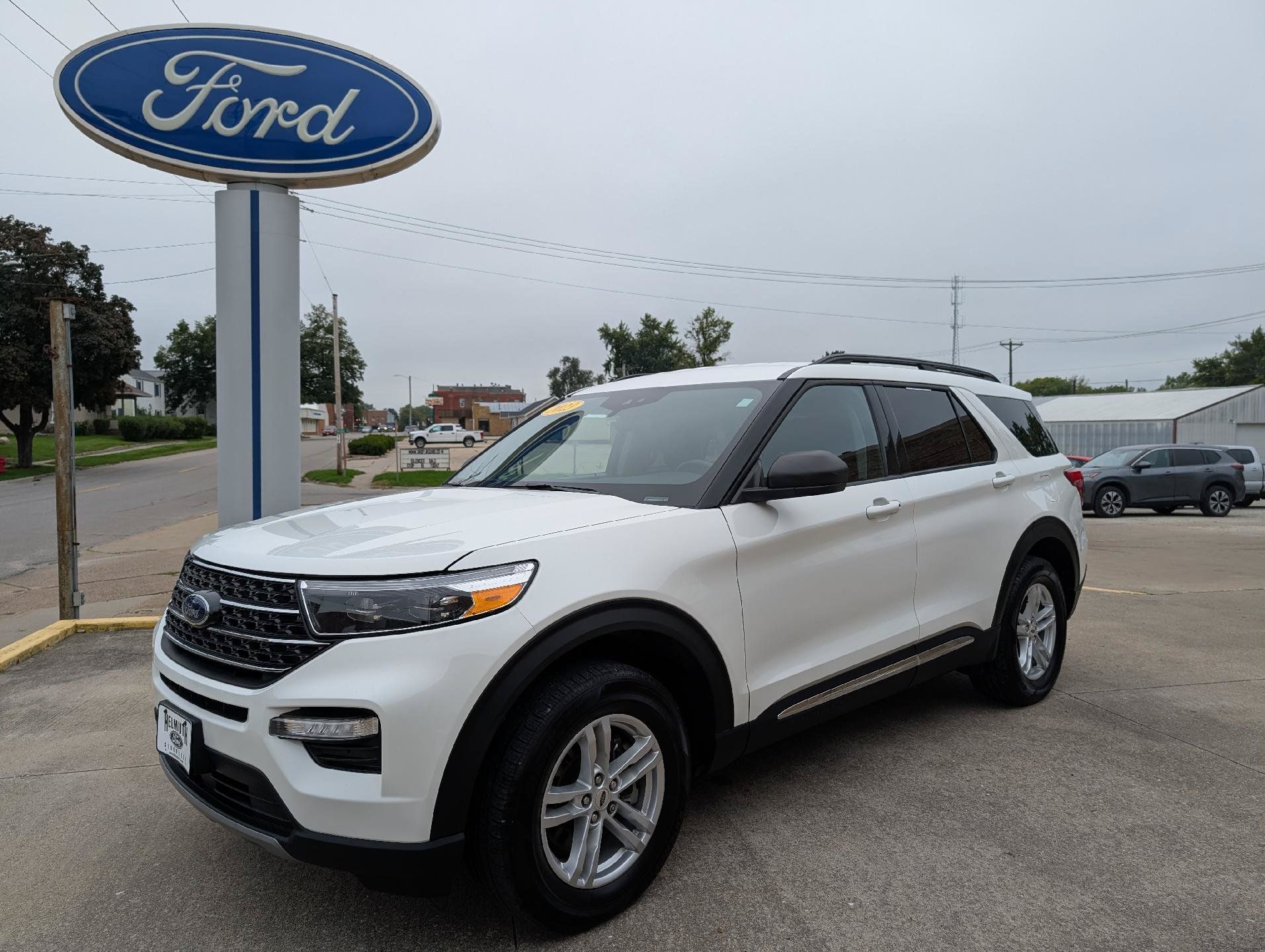Used 2023 Ford Explorer XLT w/ Equipment Group 202A AWD/4WD image 2