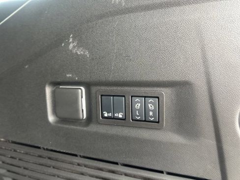 Certified 2025 Chevrolet Suburban High Country image 34