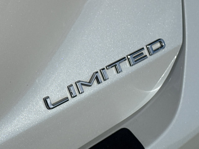 Used 2022 Toyota Avalon Limited w/ Advanced Safety Package FWD image 10