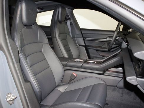 Used 2025 Porsche Taycan image 40