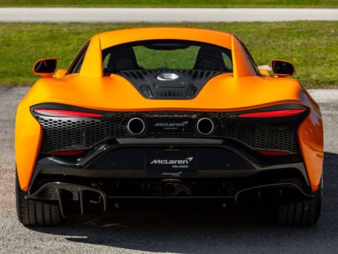 Used 2024 McLaren Artura RWD image 29