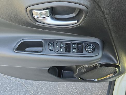 Used 2018 Jeep Renegade Altitude w/ Cold Weather Group FWD image 27