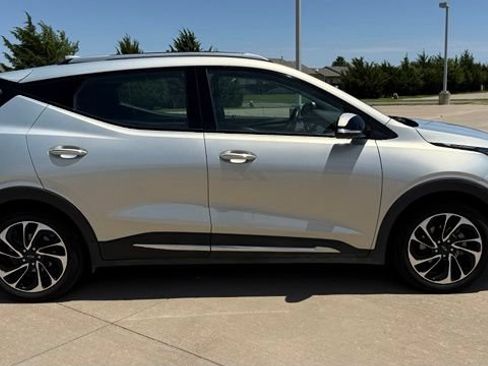 Used 2022 Chevrolet Bolt EUV Premier w/ Sun & Sound Package FWD image 4
