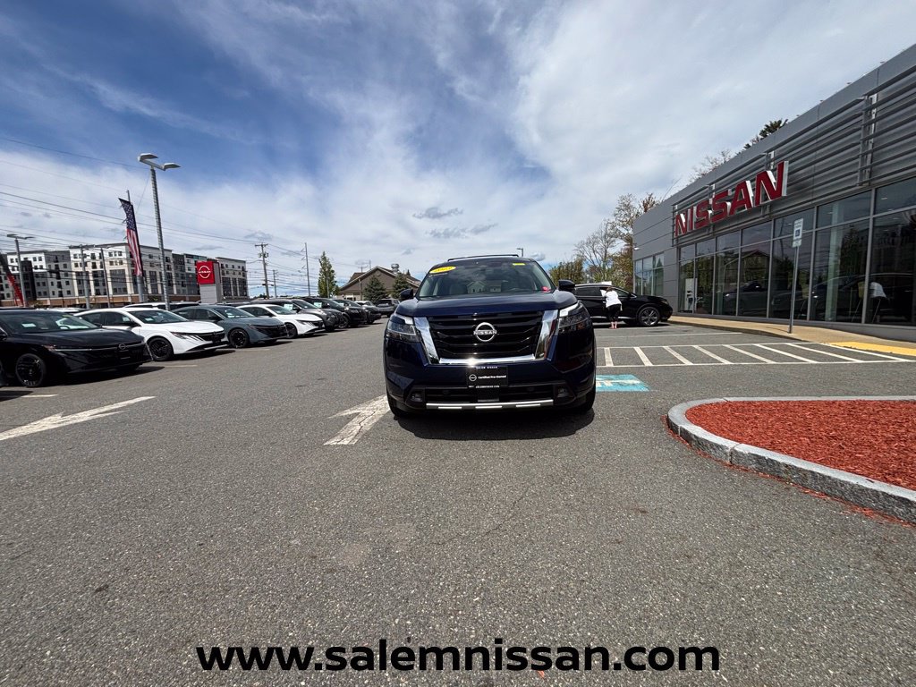 Used 2023 Nissan Pathfinder SL AWD/4WD image 2