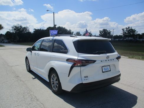 Used 2025 Toyota Sienna XLE FWD image 5