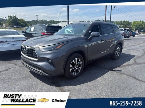 Used 2022 Toyota Highlander XLE AWD/4WD image 1