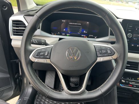 Certified 2025 Volkswagen Taos SE image 17