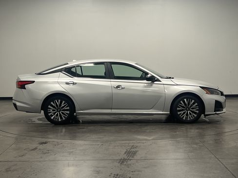 Used 2024 Nissan Altima 2.5 SV image 9