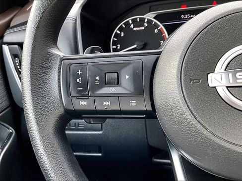 Used 2023 Nissan Rogue S image 10