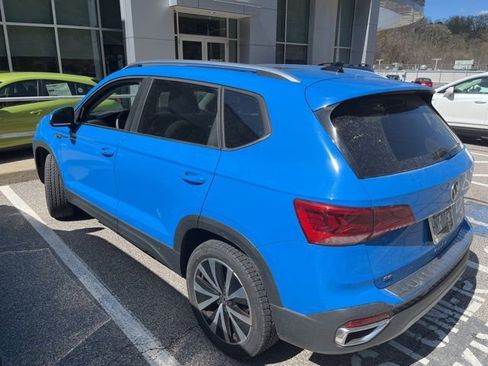 Used 2023 Volkswagen Taos SE w/ Panoramic Sunroof Package image 9