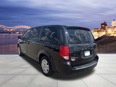 Used 2018 Dodge Grand Caravan SE w/ Rear Park Assist Package FWD image 3