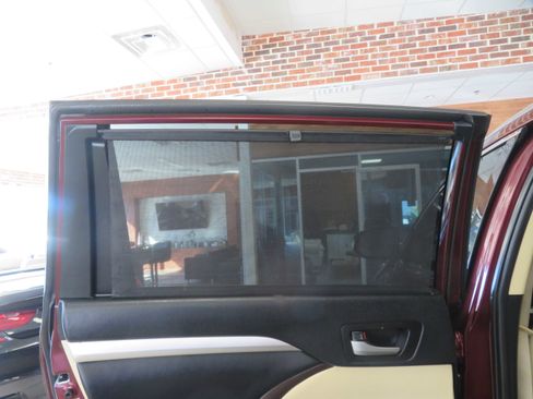 Used 2019 Toyota Highlander SE image 19