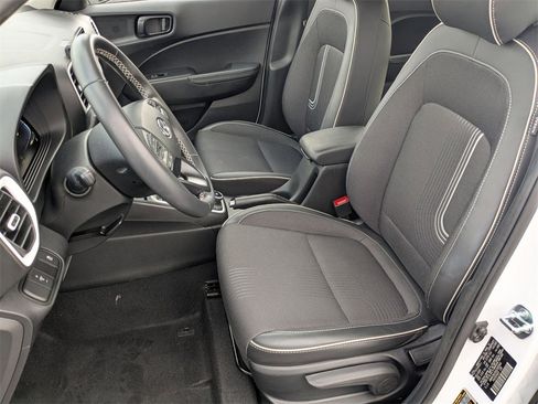 Used 2025 Hyundai Venue Limited image 16